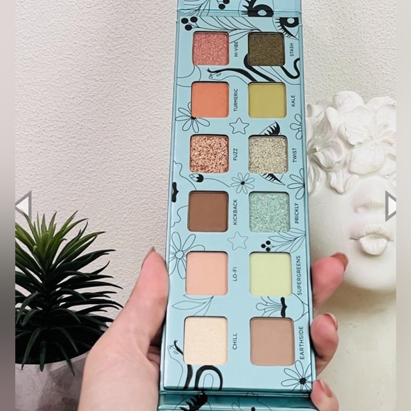 TRADED 💖 Urban Decay Wild Greens Eyeshadow Palette - Picture 6 of 10